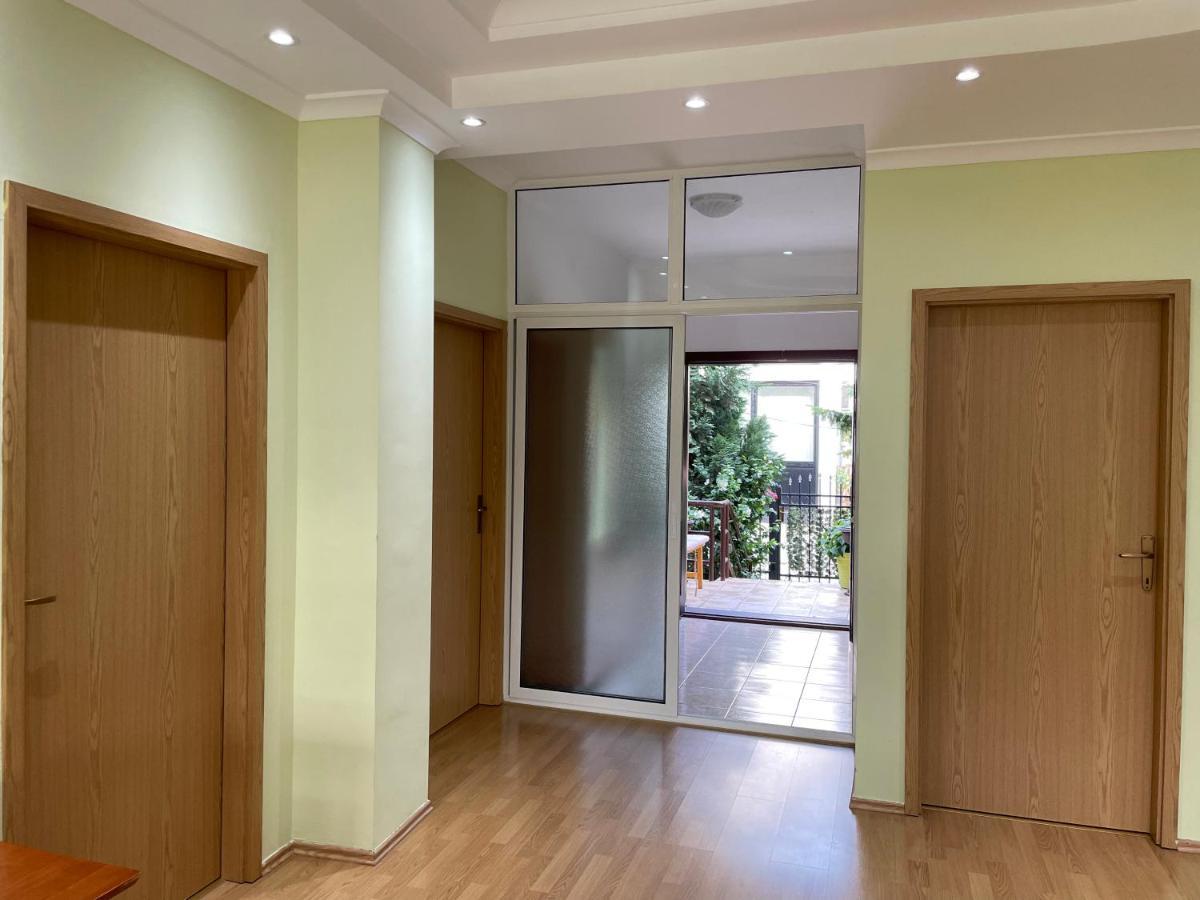 Huge Apartment With A Garden In The City Center 프리슈티나 외부 사진