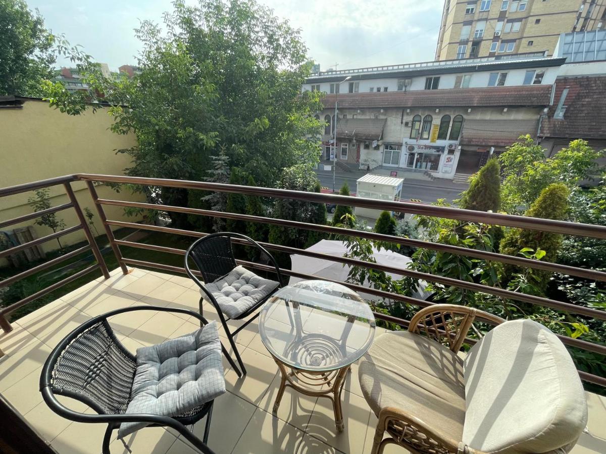 Huge Apartment With A Garden In The City Center 프리슈티나 외부 사진