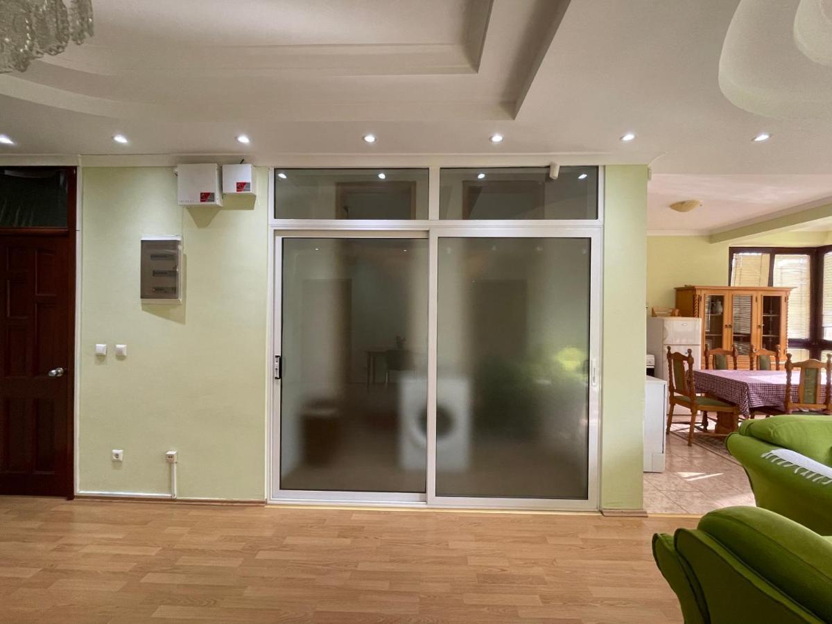 Huge Apartment With A Garden In The City Center 프리슈티나 외부 사진