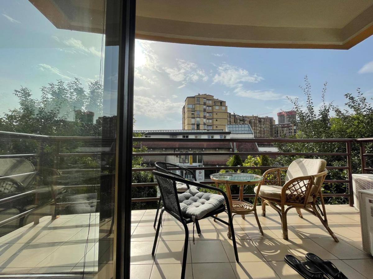 Huge Apartment With A Garden In The City Center 프리슈티나 외부 사진